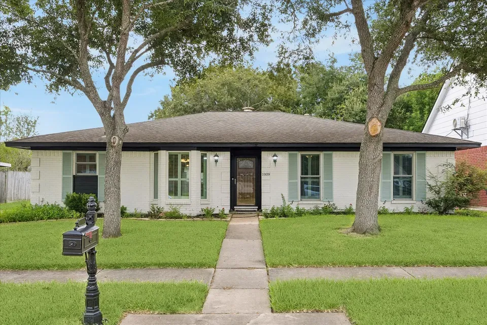 3 Bed 2 Bath Established Mid-Century Residence in Pearland, TX