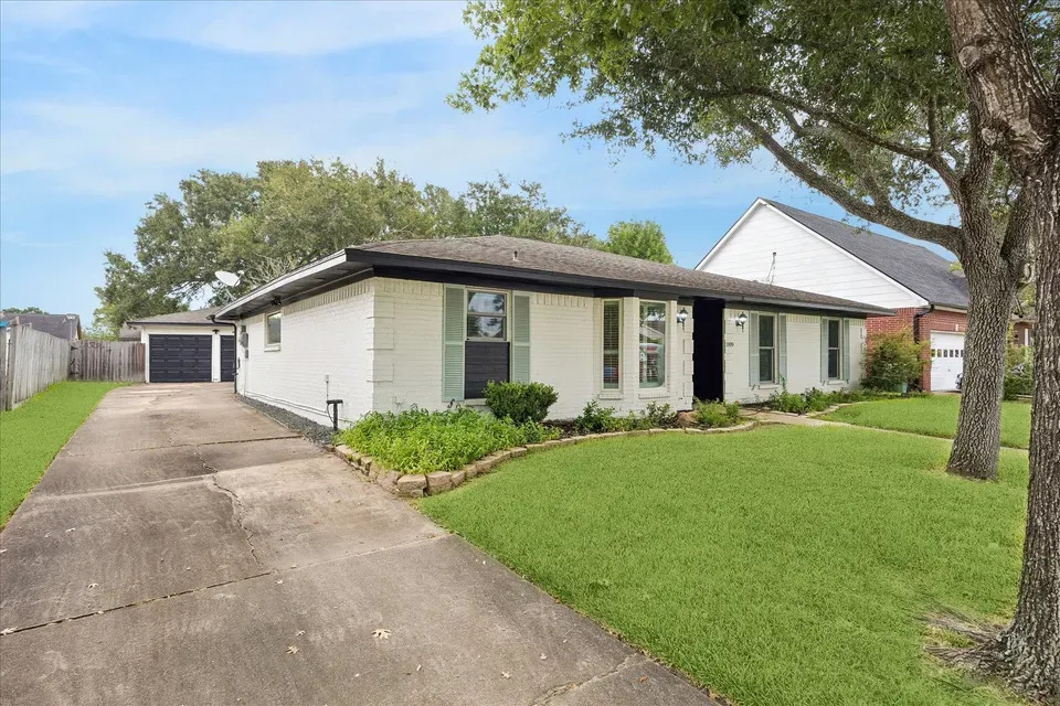 3 Bed 2 Bath Established Mid-Century Residence in Pearland, TX - 2