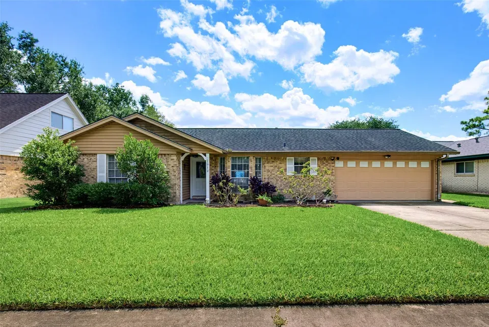 3 Bed 2 Bath Established Mid-Century Residence in Pearland, TX - 1