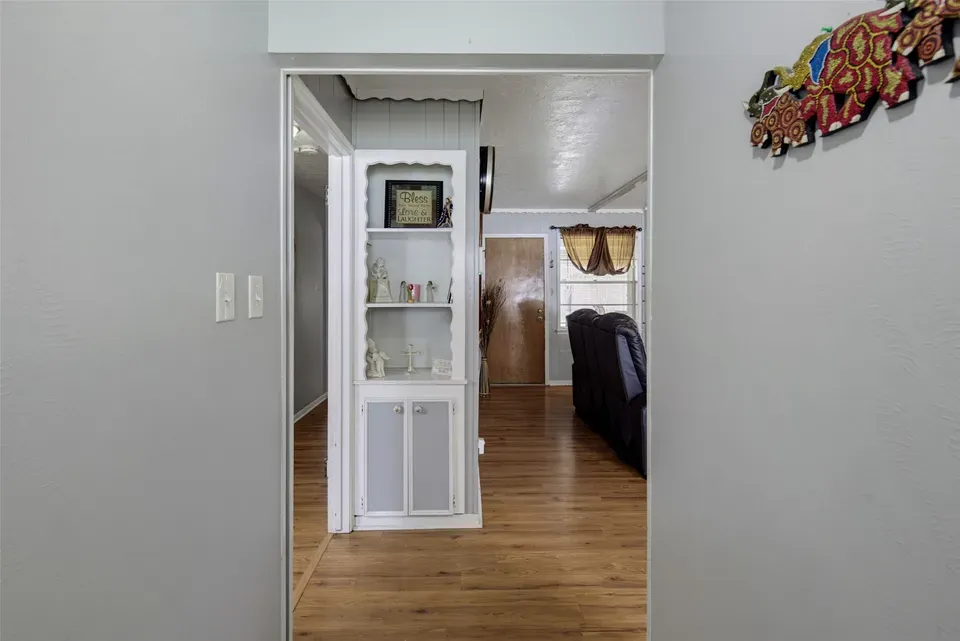 3 Bed 2 Bath Established Mid-Century Residence in Pearland, TX - 2
