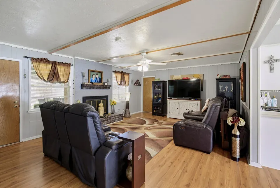 3 Bed 2 Bath Established Mid-Century Residence in Pearland, TX - 3