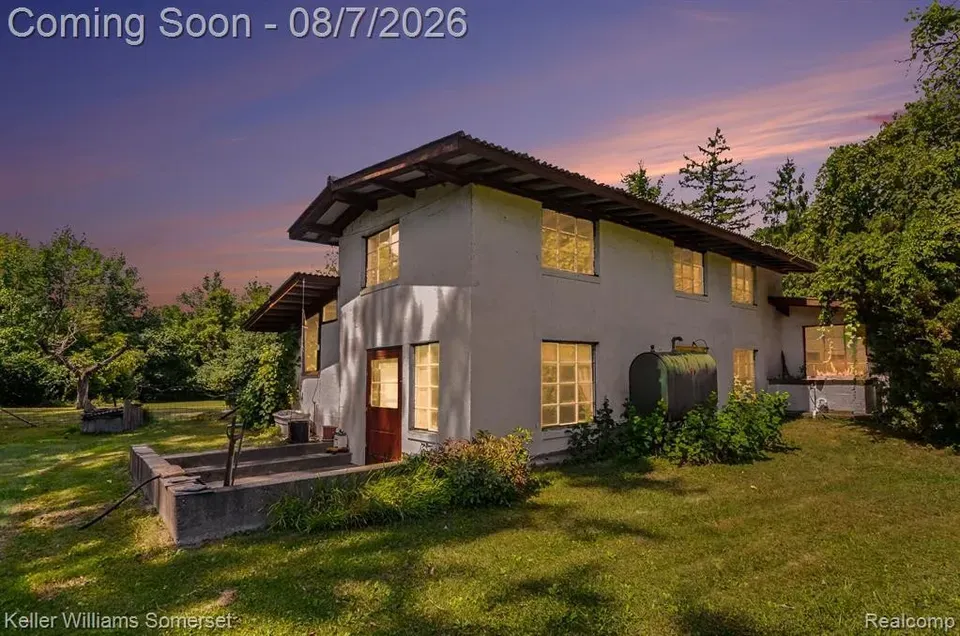 3 Bed 2 Bath Established Mid-Century Residence in Troy, MI