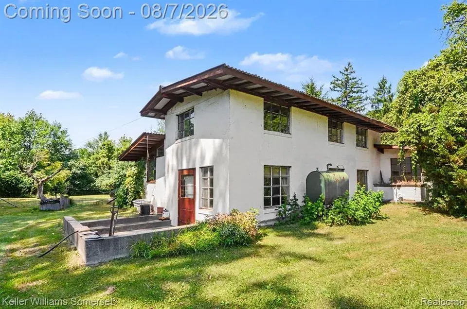 3 Bed 2 Bath Established Mid-Century Residence in Troy, MI - 2