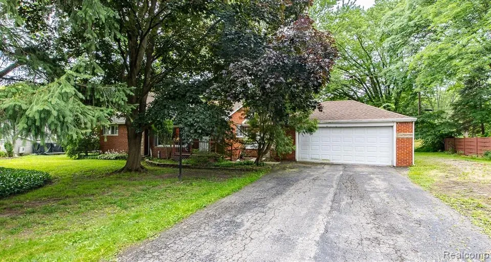 3 Bed 2 Bath Established Mid-Century Residence in Troy, MI - 1