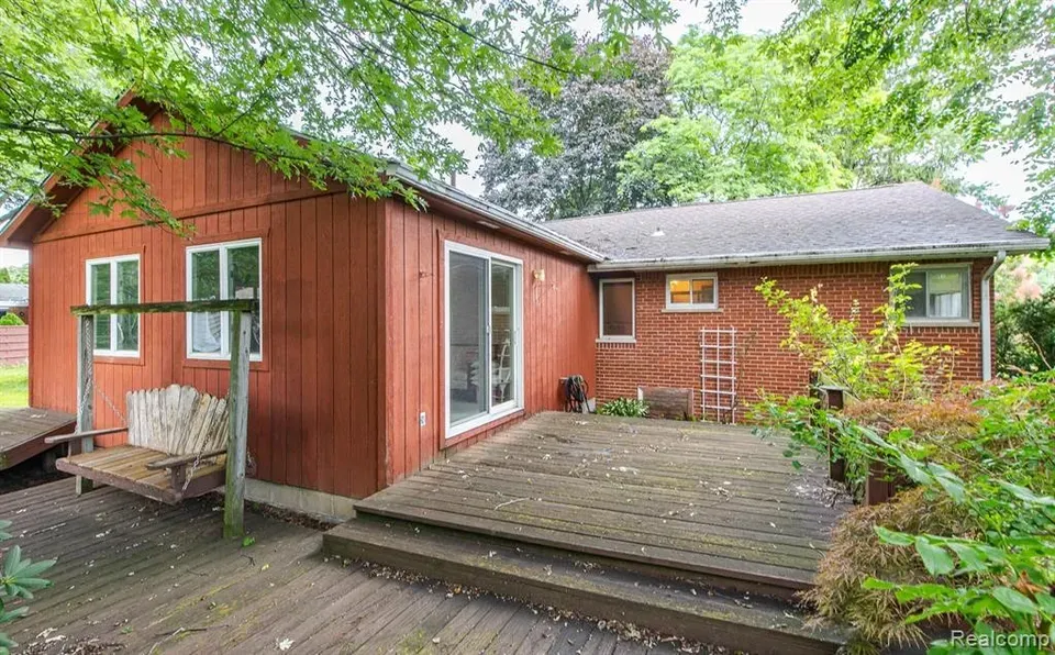 3 Bed 2 Bath Established Mid-Century Residence in Troy, MI - 2