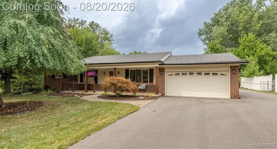 3 Bed 2 Bath Established Mid-Century Residence in Troy, MI