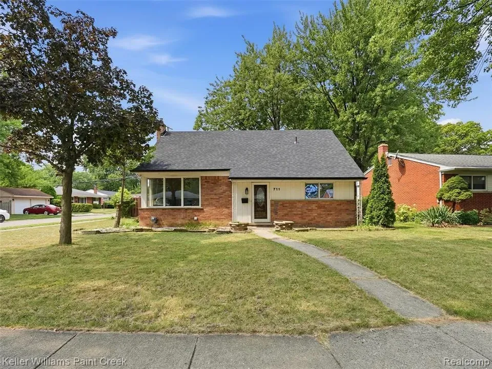 3 Bed 2 Bath Established Mid-Century Residence in Troy, MI