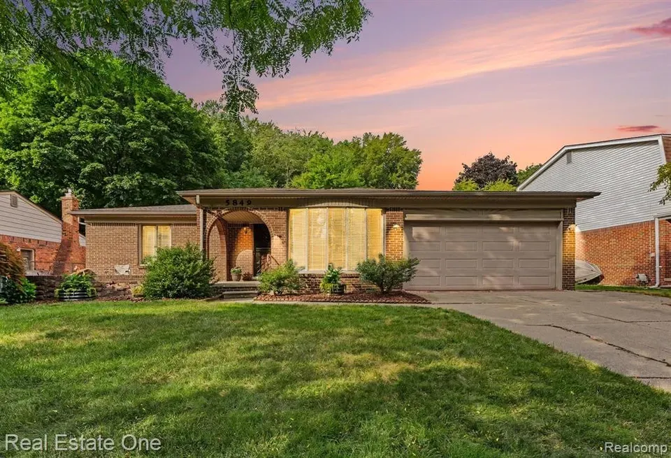 3 Bed 2 Bath Established Mid-Century Residence in Troy, MI - 1