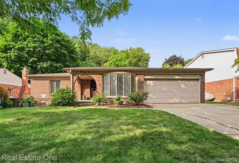 3 Bed 2 Bath Established Mid-Century Residence in Troy, MI - 2