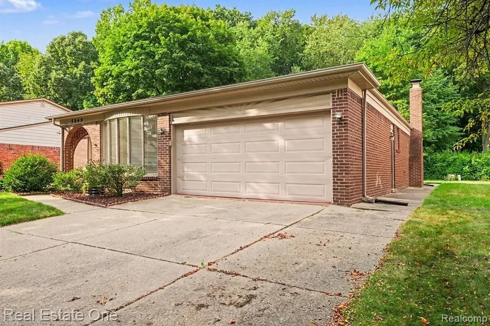 3 Bed 2 Bath Established Mid-Century Residence in Troy, MI - 3