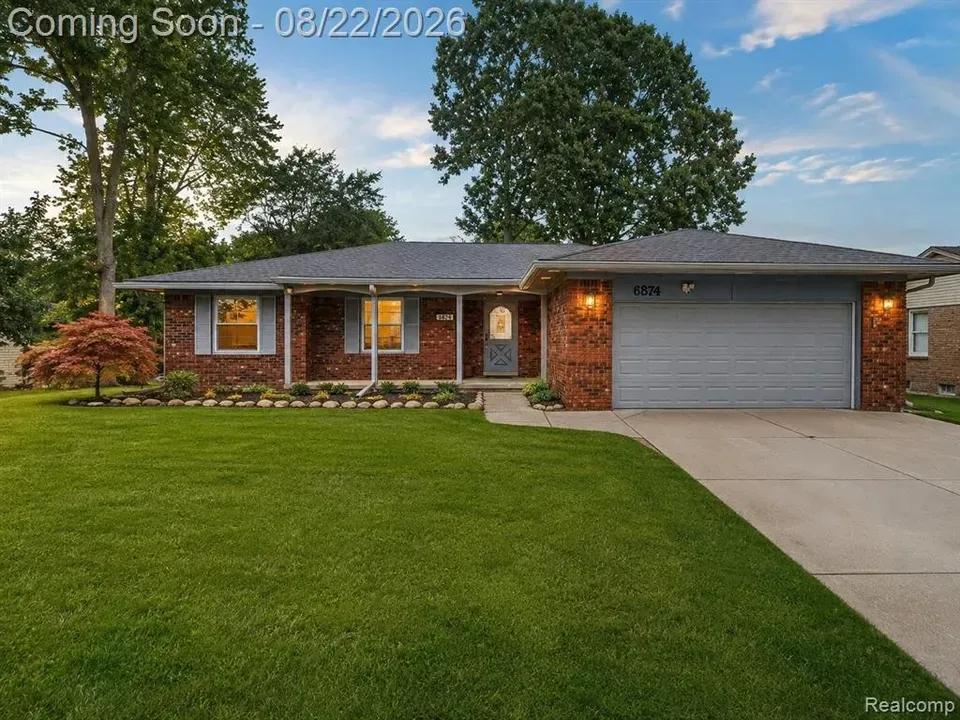 3 Bed 2 Bath Established Mid-Century Residence in Troy, MI