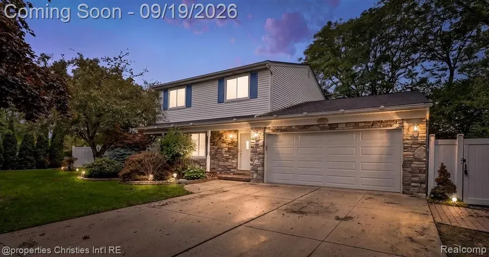 3 Bed 2 Bath Established Mid-Century Residence in Troy, MI - 1