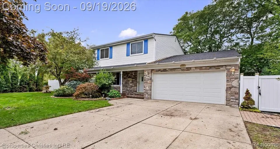 3 Bed 2 Bath Established Mid-Century Residence in Troy, MI - 2