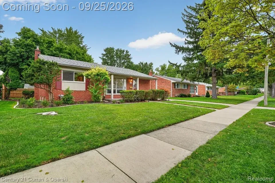3 Bed 2 Bath Established Mid-Century Residence in Troy, MI - 2