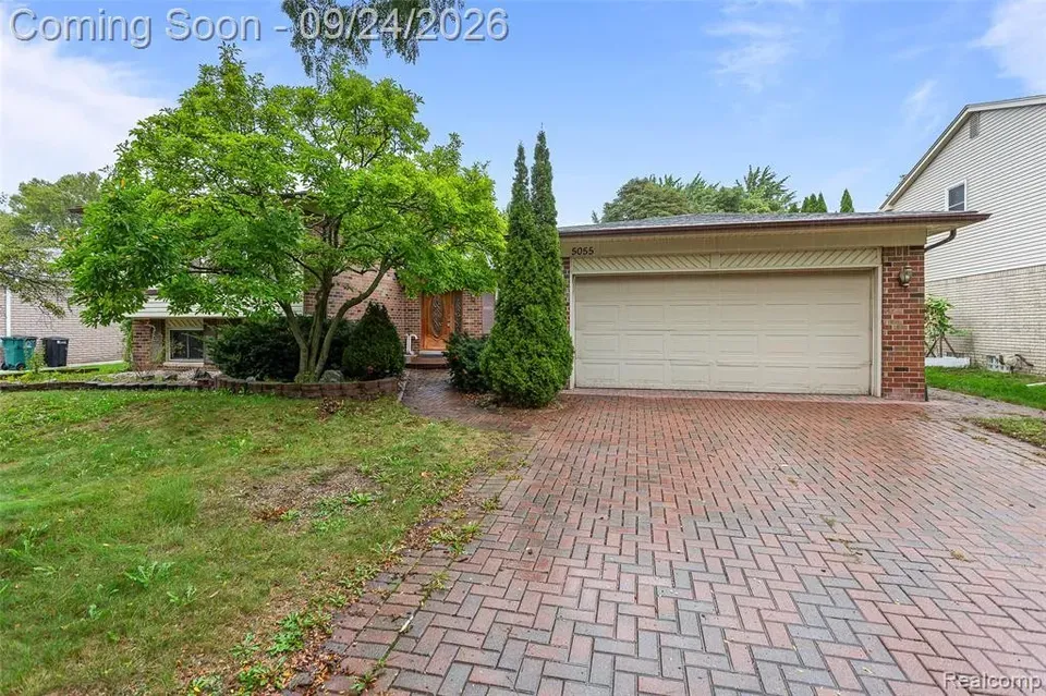 3 Bed 2 Bath Established Mid-Century Residence in Troy, MI - 1