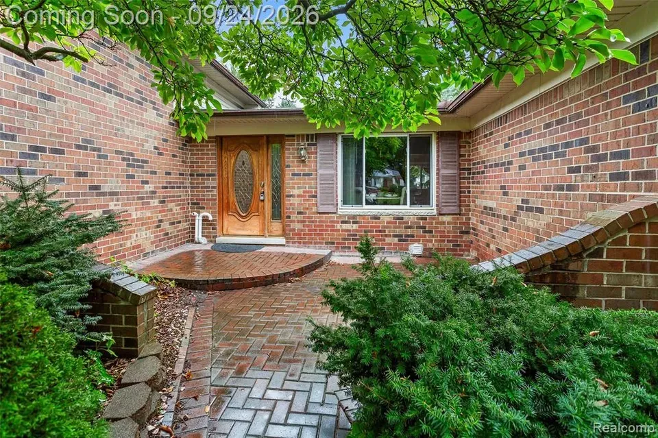 3 Bed 2 Bath Established Mid-Century Residence in Troy, MI - 2