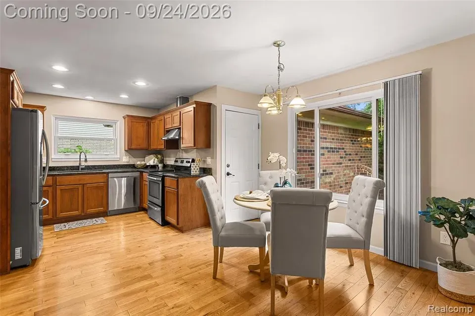 3 Bed 2 Bath Established Mid-Century Residence in Troy, MI - 5