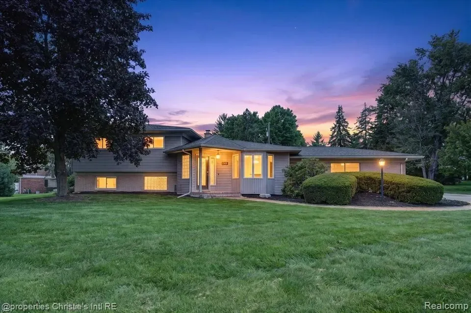 3 Bed 2 Bath Established Mid-Century Residence in Troy, MI - 1
