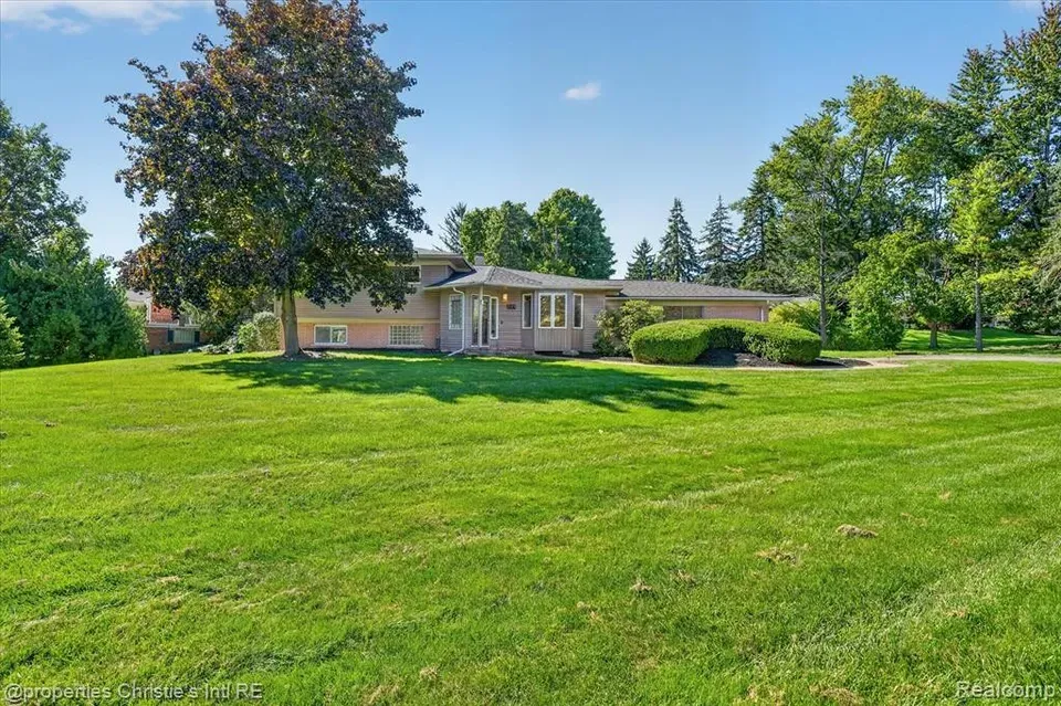 3 Bed 2 Bath Established Mid-Century Residence in Troy, MI - 2