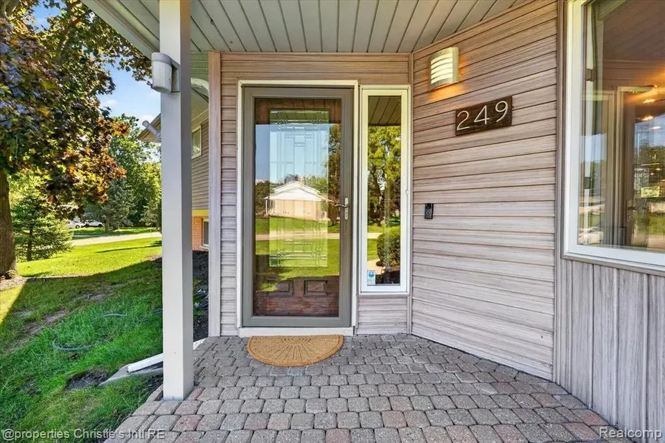 3 Bed 2 Bath Established Mid-Century Residence in Troy, MI - 4