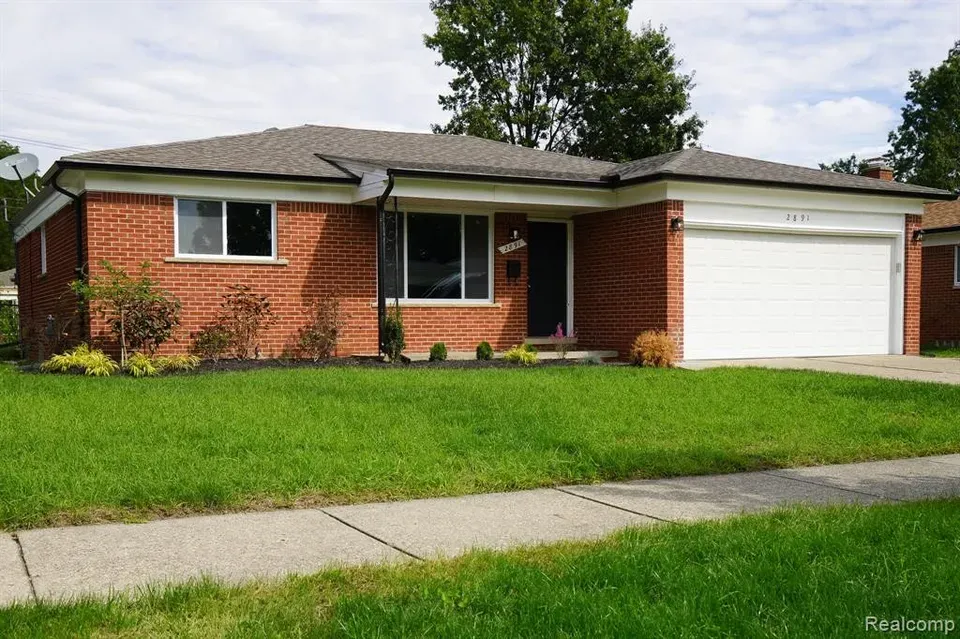 3 Bed 2 Bath Established Mid-Century Residence in Troy, MI - 1
