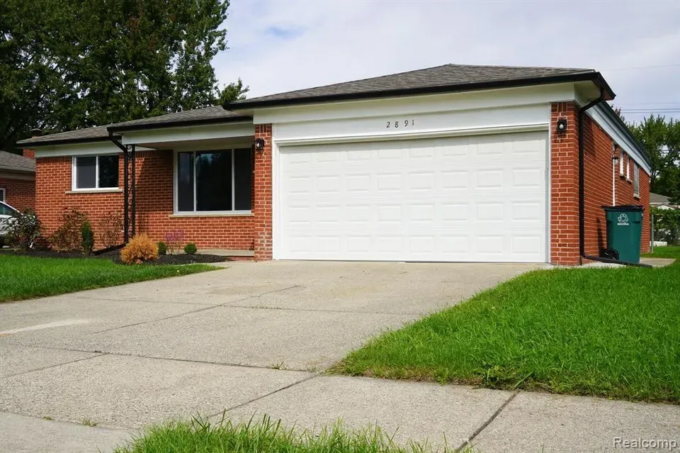 3 Bed 2 Bath Established Mid-Century Residence in Troy, MI - 3