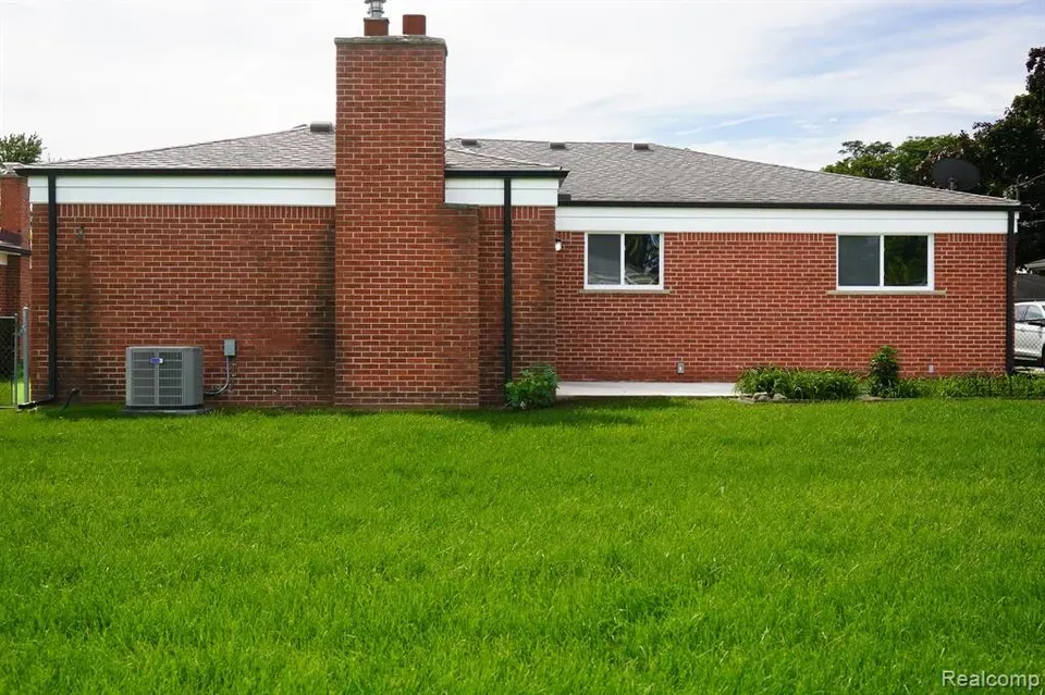 3 Bed 2 Bath Established Mid-Century Residence in Troy, MI - 4