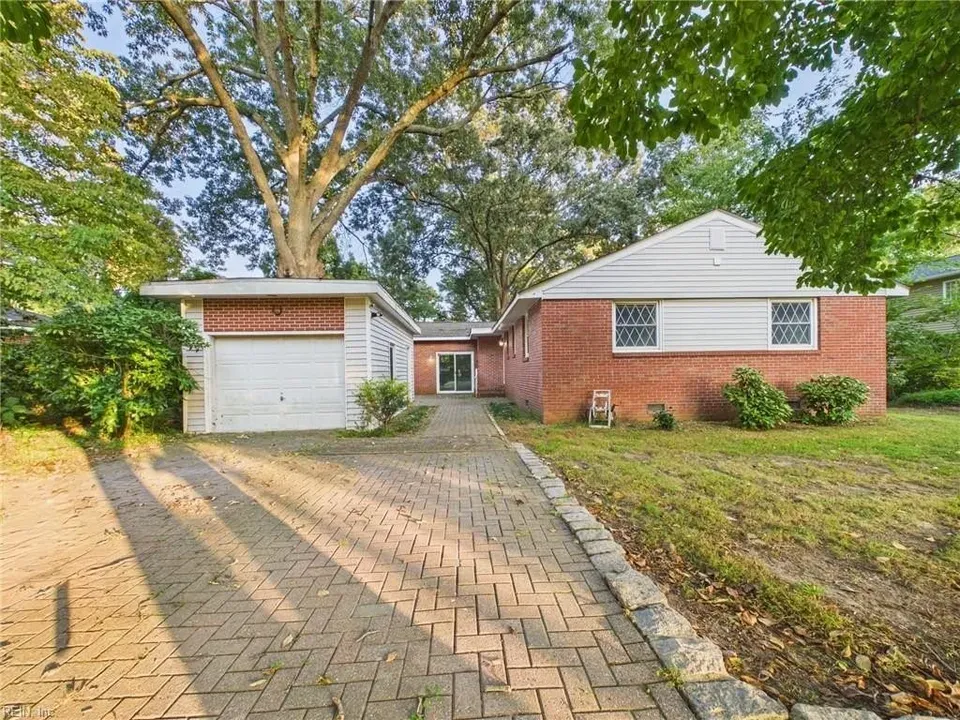 3 Bed 2 Bath Established Mid-Century Residence in Virginia Beach, VA