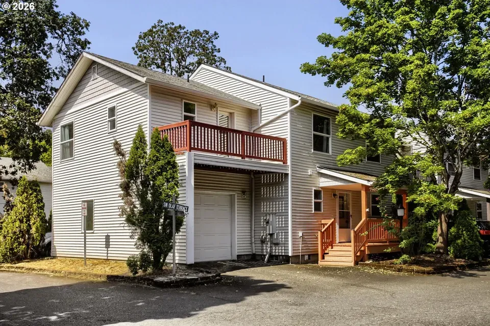 3 Bed 2 Bath Established Multi-Level Townhouse in Beaverton, OR - 2