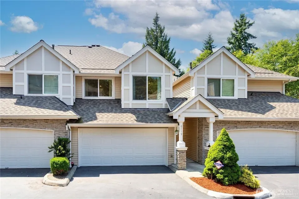 3 Bed 2 Bath Established Multi-Level Townhouse in Bellevue, WA