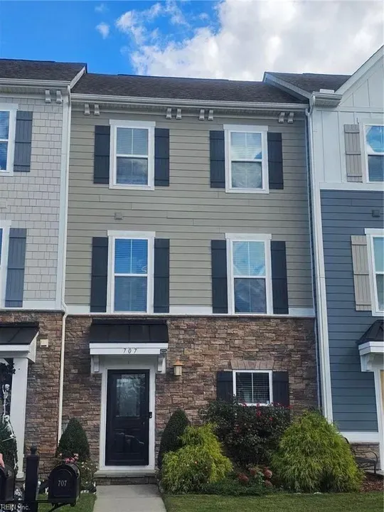 3 Bed 2 Bath Established Multi-Level Townhouse in Chesapeake, VA
