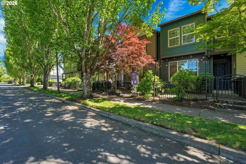 3 Bed 2 Bath Established Multi-Level Townhouse in Hillsboro, OR - 1