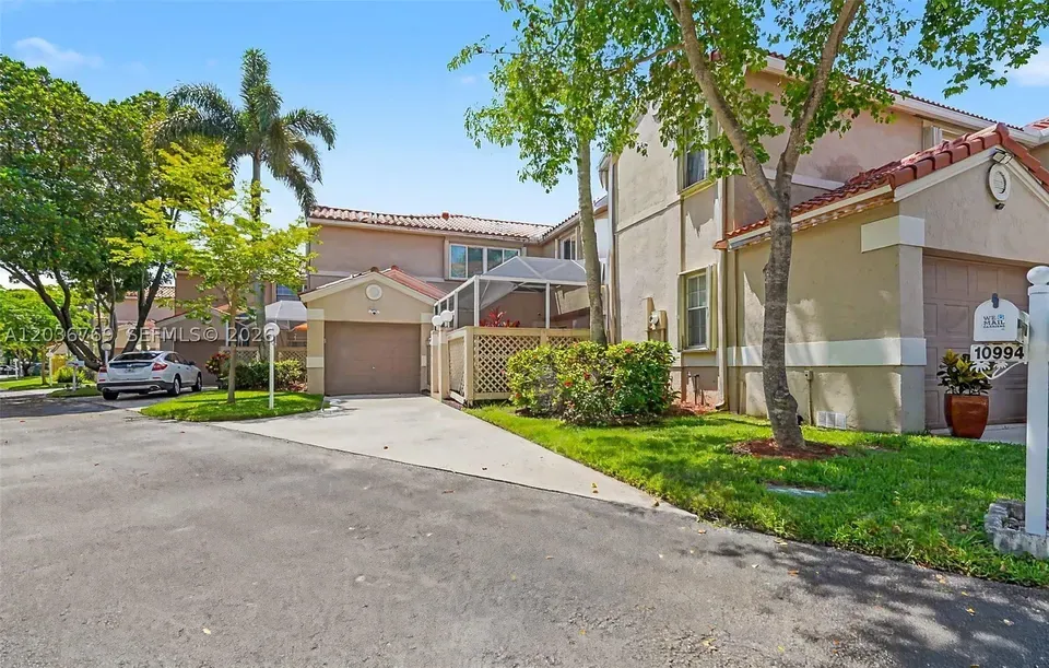 3 Bed 2 Bath Established Multi-Level Townhouse in Hollywood, FL - 1