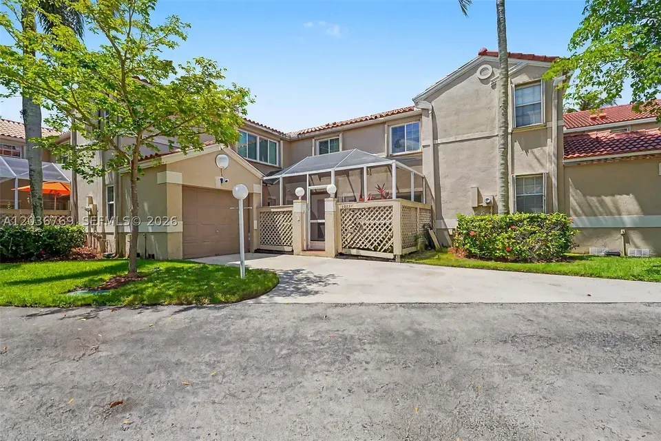 3 Bed 2 Bath Established Multi-Level Townhouse in Hollywood, FL - 2