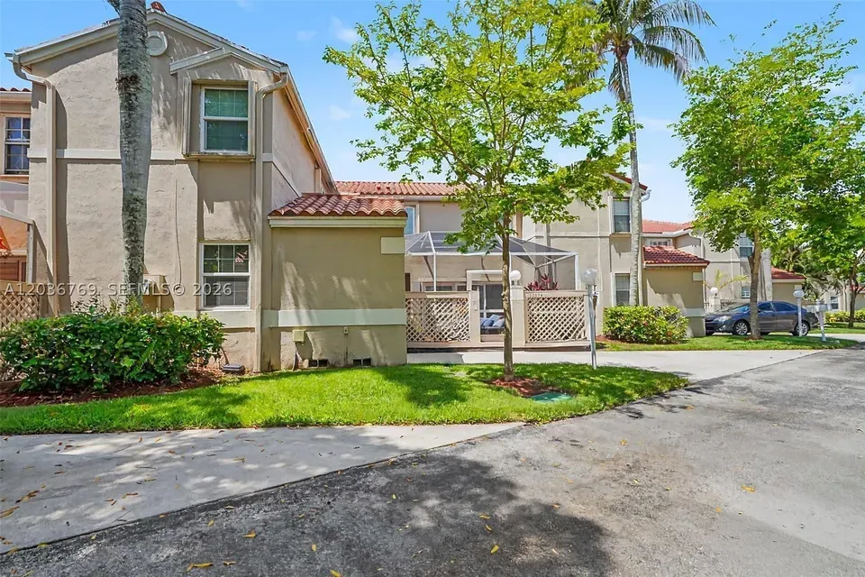3 Bed 2 Bath Established Multi-Level Townhouse in Hollywood, FL - 3