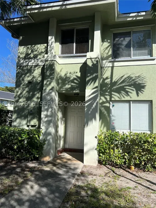 3 Bed 2 Bath Established Multi-Level Townhouse in Hollywood, FL - 2
