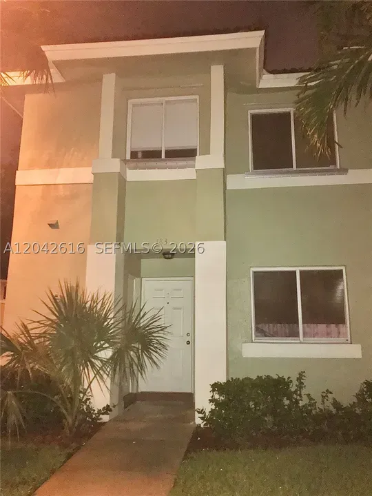 3 Bed 2 Bath Established Multi-Level Townhouse in Hollywood, FL - 4