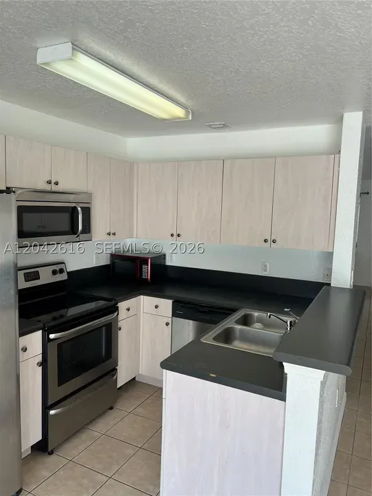 3 Bed 2 Bath Established Multi-Level Townhouse in Hollywood, FL - 5