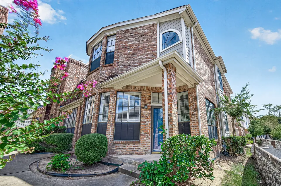 3 Bed 2 Bath Established Multi-Level Townhouse in Houston, TX - Hero