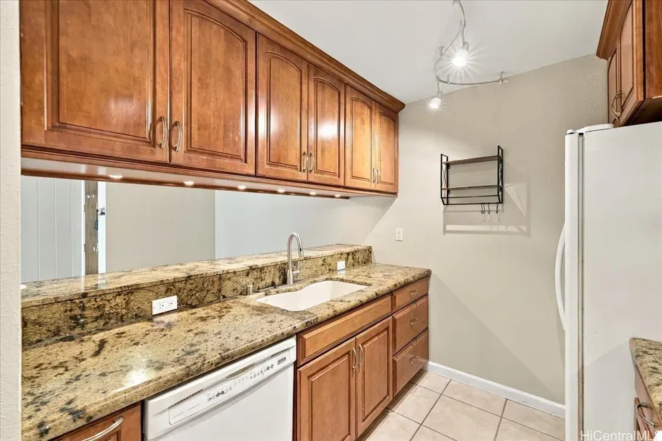 3 Bed 2 Bath Established Multi-Level Townhouse in Kailua, HI - 2
