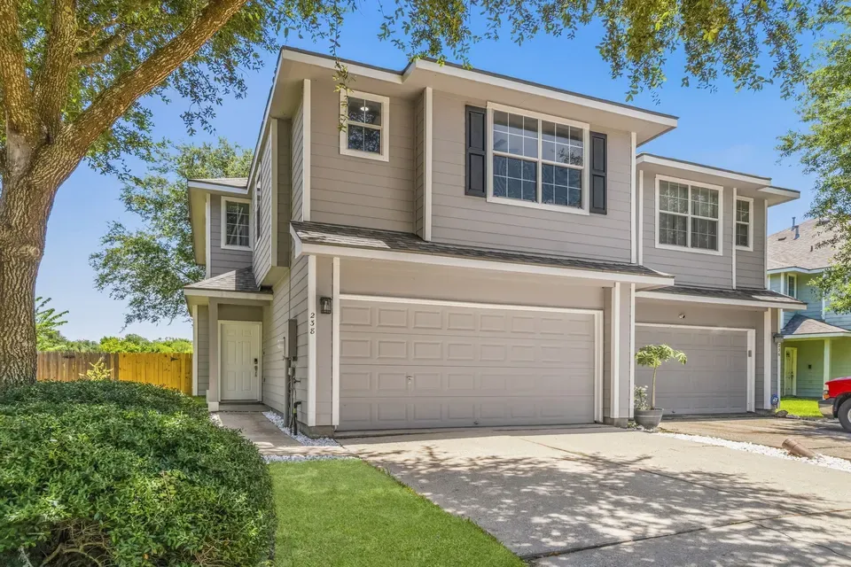 3 Bed 2 Bath Established Multi-Level Townhouse in League City, TX - 2