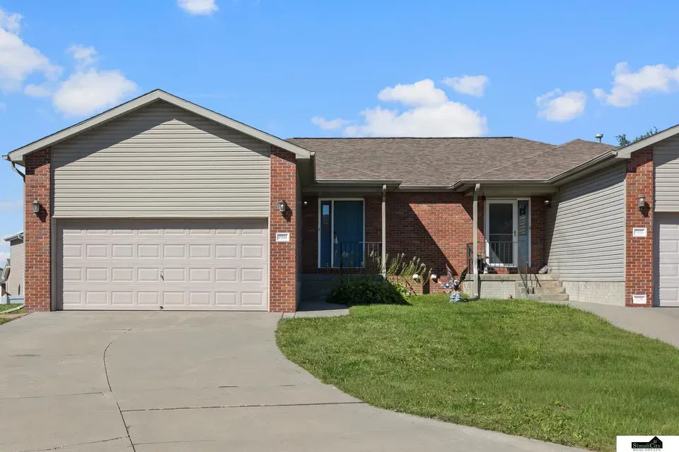 3 Bed 2 Bath Established Multi-Level Townhouse in Lincoln, NE - 1