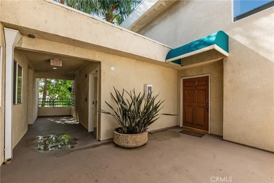 3 Bed 2 Bath Established Multi-Level Townhouse in Los Angeles, CA - 1