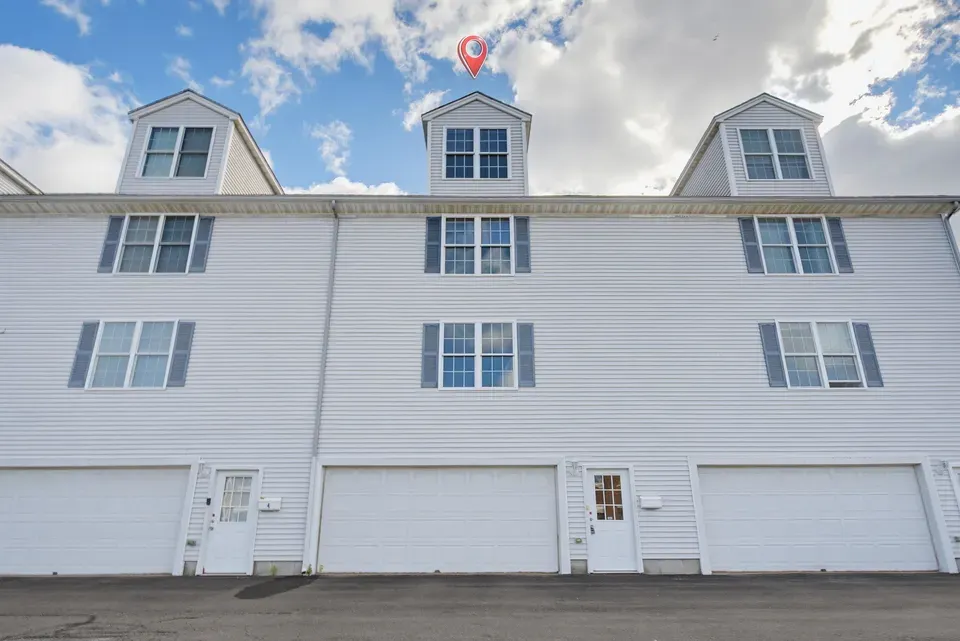 3 Bed 2 Bath Established Multi-Level Townhouse in Manchester, NH