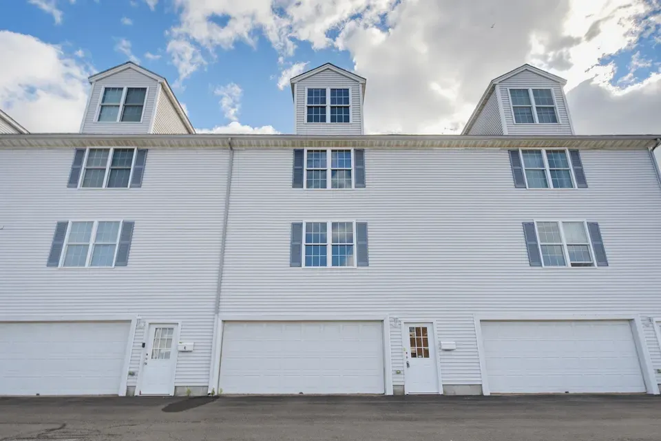 3 Bed 2 Bath Established Multi-Level Townhouse in Manchester, NH - 2