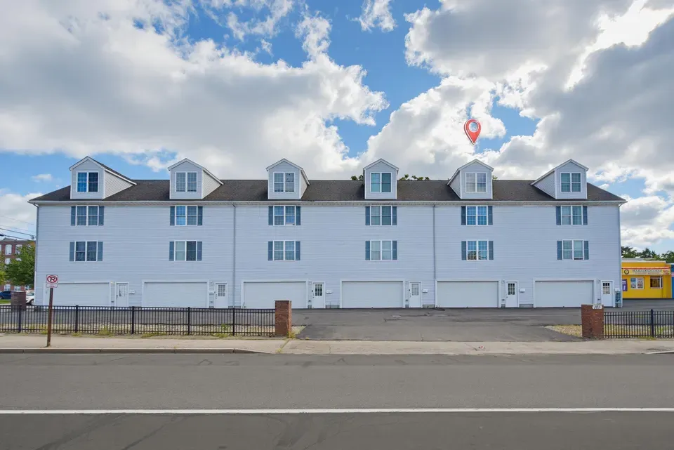 3 Bed 2 Bath Established Multi-Level Townhouse in Manchester, NH - 3
