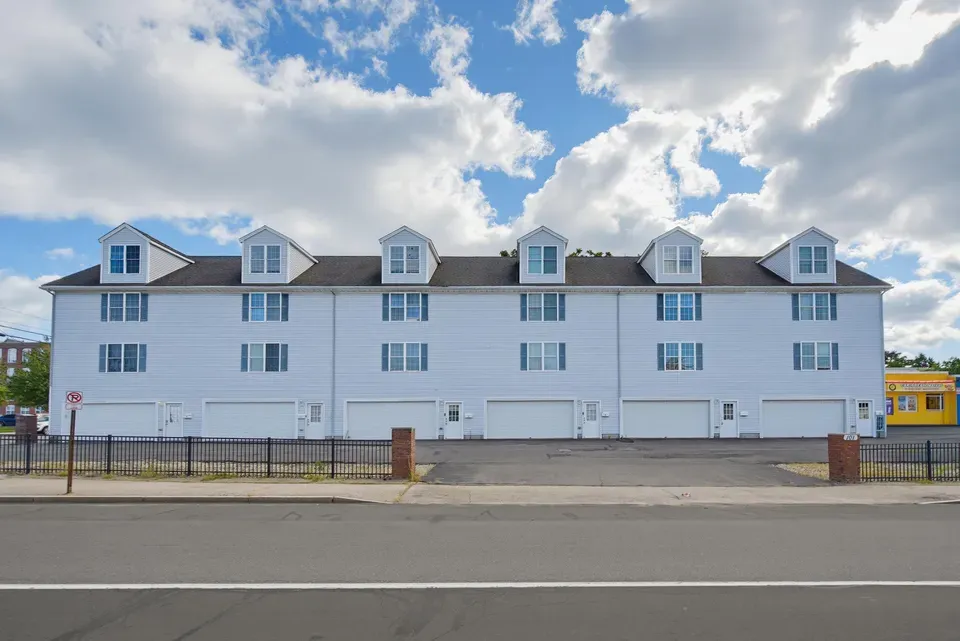 3 Bed 2 Bath Established Multi-Level Townhouse in Manchester, NH - 4