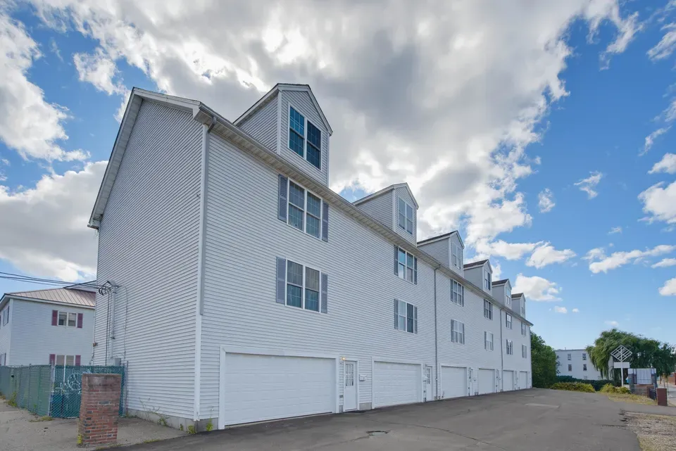 3 Bed 2 Bath Established Multi-Level Townhouse in Manchester, NH - 5