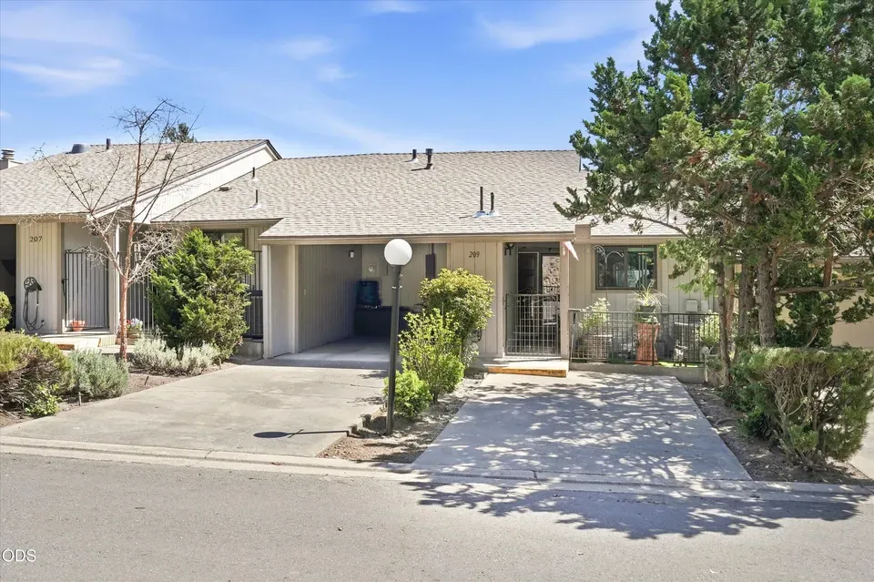 3 Bed 2 Bath Established Multi-Level Townhouse in Medford, OR