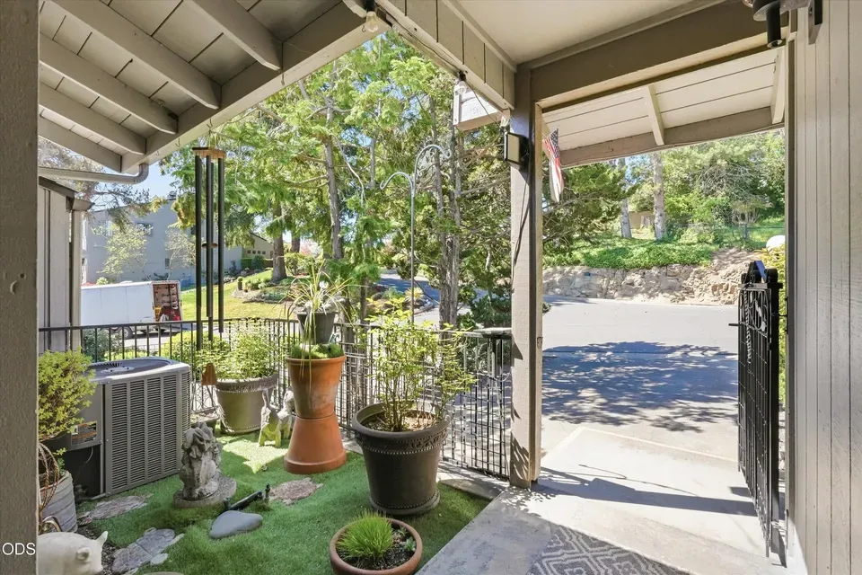 3 Bed 2 Bath Established Multi-Level Townhouse in Medford, OR - 3